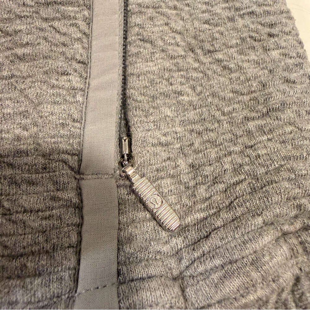 Lululemon Women’s Gray Zip Up Size 8 - Picture 6 of 9